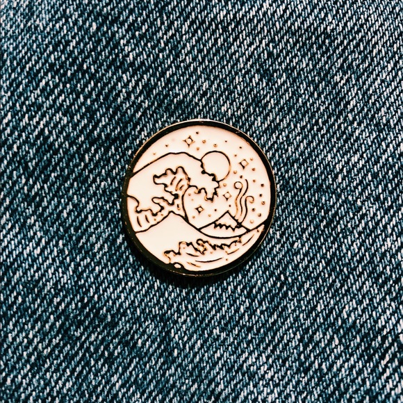 Accessories - Tsunami Katsushika Hokusai Lapel Pin